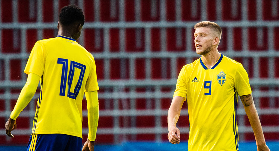 Sverige Fotboll: TV: JUST NU: Rakip försöker lobba - misslyckas