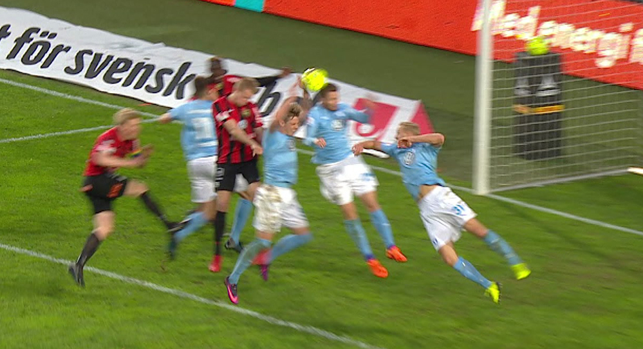 Malmö FF: TV: Rieks hjärnsläpp - motade undan bollen med händerna i straffområdet: 