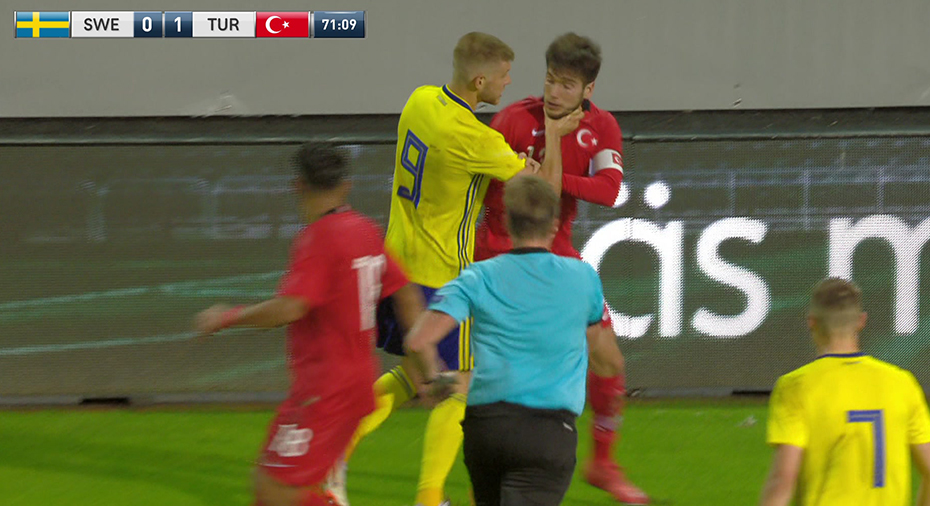 Sverige Fotboll: TV: Saletros med struptag efter tuff tackling: 