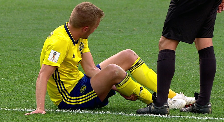 AIK Fotboll: TV: Oroande bilderna: Larsson haltade av skadad i VM-premiären
