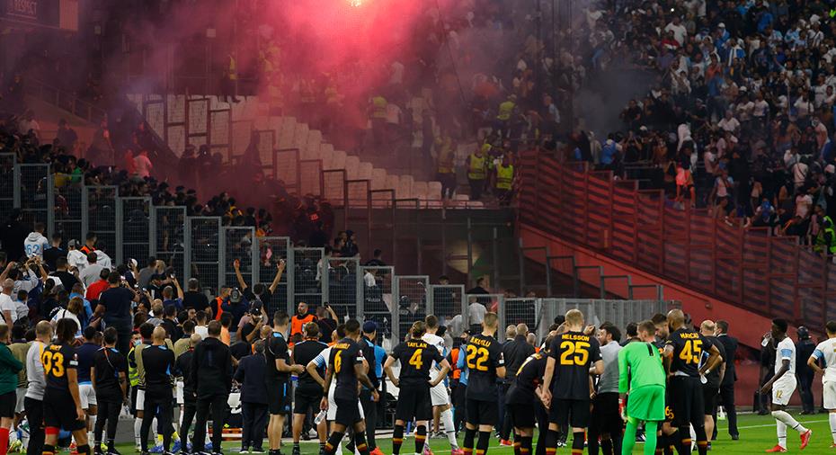 Skandal i Europa League - supportrar kastade pyroteknik